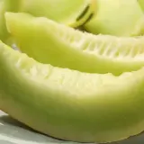 Soczyste kawałki zielonego melona na talerzu. Czy melon jest lekkostrawny? Tak, to świetny wybór na zdrową przekąskę.