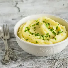Puszyste puree ziemniaczane z natką pietruszki. Czy puree ziemniaczane jest zdrowe? Zależy od dodatków!