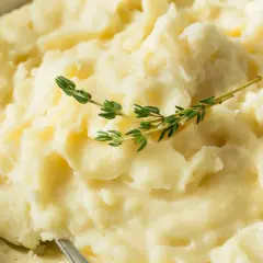 Puszyste puree ziemniaczane, idealne do podania. Dowiedz się, jak zrobić puree z ziemniaków krok po kroku.