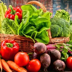 Koszyk pełen warzyw i owoców: ananas, papryka, sałata, marchew, pomidory, buraki, brokuły, kapusta, winogrona, banany. Idealny na wychodzenie z postu dąbrowskiej.