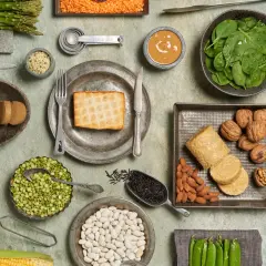 Tempeh, fasola, soczewica, orzechy i inne produkty roślinne to świetne sposoby, czym zastąpić mięso.