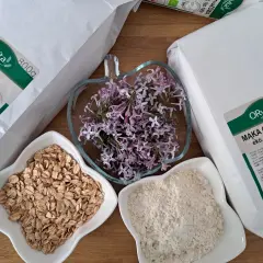 Mąka orkiszowa, płatki orkiszowe i kwiaty bzu. Czy mąka orkiszowa ma gluten? Tak, orkisz zawiera gluten.