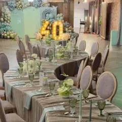Elegancka sala bankietowa z nakrytymi stołami na 40 osób, balony i podświetlana liczba "40" sugerują, że to miejsce na udaną imprezę.