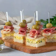 Mini kanapki z szynką, jajkiem i oliwkami – lekkostrawne przekąski na imprezę, które zachwycą gości.