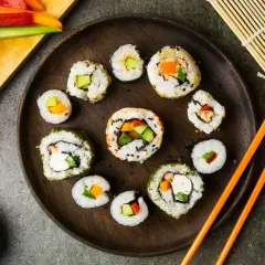 Z czym zrobić sushi wegetariańskie? Odkryj pyszne składniki i przepisy