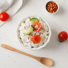 Twarożek z pomidorkami, ogórkiem i cebulą. Idealny na dietę bez węglowodanów przepisy.