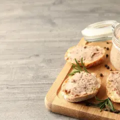 Smalec, czyli pasztet z wątróbki, na kromkach chleba z rozmarynem i pieprzem.