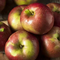 Stos świeżych, lśniących jabłek, każde z kroplami rosy. Zastanawiasz się, ile kalorii ma duże jabłko? To pyszna i zdrowa przekąska.