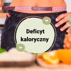 Kobieta mierzy talię centymetrem, symbolizując osiągnięcie celu dzięki deficytowi kalorycznemu. Na pierwszym planie owoce i warzywa.