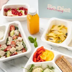 Pyszne posiłki z BeDiet catering – idealna dieta pudełkowa Wejherowo. Sałatka, ravioli, deser i sok.