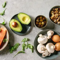 Składniki na dietę keto: łosoś, warzywa, awokado, jajka, grzyby, orzechy i oliwki. To właśnie keto co to za dieta?