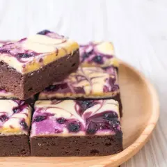 Czekoladowe brownie z kremowym serkiem i jagodami. Idealne ciasto mało kaloryczne na deser.