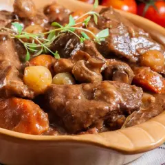 Gulasz wołowy z pieczarkami i cebulką, idealny przykład, jak przyrządzać wołowinę. Aromatyczne danie w glinianej misie.
