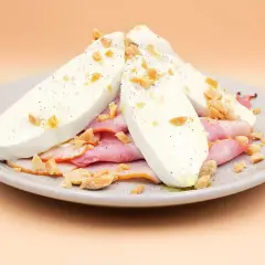Keto-friendly przekąska: plastry mozzarelli z szynką i orzechami. Czy mozzarella jest keto? Tak, jest idealna!