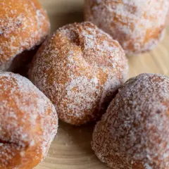 Puszyste paczki z batatów, obtoczone w cukrze, kuszą swoim apetycznym wyglądem.