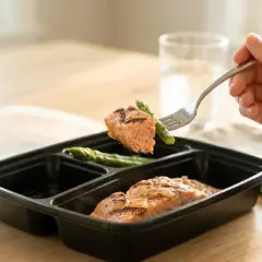 Smaczny łosoś z szparagami w pojemniku. Idealny catering dla diabetyków, dbający o zdrowie i smak.