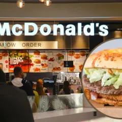 W McDonald's można zamówić burgera, ale ile kcal ma veggie burger? Na zdjęciu widać menu i zbliżenie na burgera.