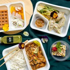 Czy dieta pudełkowa się opłaca? Zobacz różnorodne posiłki: gołąbki, kurczak z ryżem, gofry, deser. Smacznie i wygodnie!