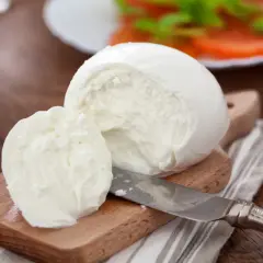 Świeża mozzarella na desce, gotowa do sałatki. Zastanawiasz się, ile tłuszczu ma mozzarella?