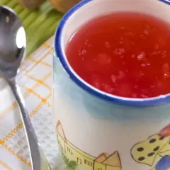 Czerwony kisiel w kubeczku z rysunkami. Czy kisiel jest lekkostrawny? Tak, to deser idealny dla żołądka.