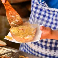 Smaczna kanapka z kapustą i smalcem, choć może podnosić cholesterol, kusi z drewnianej łopatki.