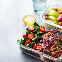 Jak podgrzewać catering dietetyczny, aby zachować smak i wartości odżywcze