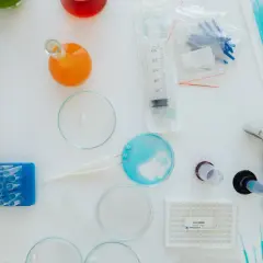 Laboratorium bada kawę i jej wpływ na histaminę. Widoczne probówki, pipety, płytki z oznaczeniem "HISTAMINE" i inne akcesoria laboratoryjne.