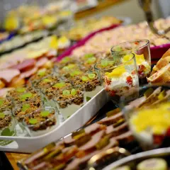 Pyszne przekąski i desery na imprezy w Warszawie. Catering Warszawa imprezy to gwarancja udanego przyjęcia.