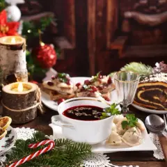 Wigilijny stół z barszczem, uszkami, makowcem i gorącym napojem. Zastanawiasz się, ile kosztuje catering wigilijny?