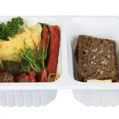 Pudełko z jedzeniem: ser, wędlina, warzywa i chleb pełnoziarnisty. Idealna dieta pudełkowa dla cukrzyków.