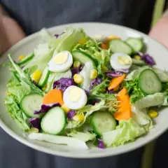 Kolorowa sałatka z jajkiem, ogórkiem, marchewką i kukurydzą – idealne menu dla cukrzyka.