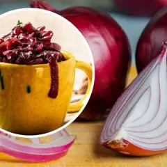 Gotowana cebula w żółtym kubku, obok świeżych cebul. Czy gotowana cebula jest lekkostrawna? Sprawdźmy!