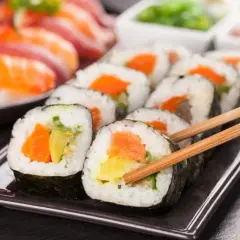 Czy sushi jest dietetyczne? Odkryj zdrowe i kaloryczne pułapki