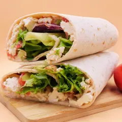 Dwa tortille z kurczakiem, sałatą i pomidorem. Czy tortilla jest tucząca? Zależy od składników!