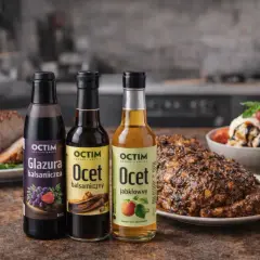 Trzy butelki Octim: glazura balsamiczna, ocet balsamiczny i jabłkowy. Obok pieczone mięso i deser lodowy. To pokazuje, co to znaczy zredukować sos, by uzyskać bogaty smak.