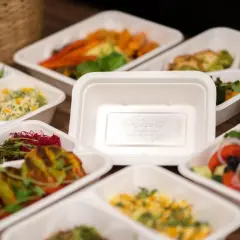 Różnorodne dania w pojemnikach, idealne na dietę pudełkową Piaseczno. Smaczne i zdrowe posiłki gotowe do spożycia.