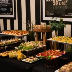 Elegancki catering na 100 osób: przystawki, sałatki, mini-roladki. Ceny zaczynają się od 100 zł za bilet.