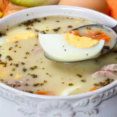 Pyszny żurek z ziemniakami i kiełbasą, z jajkiem na łyżce. Zastanawiasz się, ile kalorii ma żurek z ziemniakami i kiełbasą?