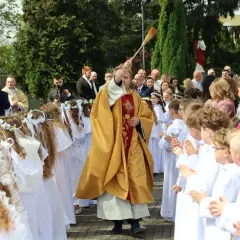 Uroczystość I Komunii Świętej. Dzieci w bieli, ksiądz z kadzidłem. Zastanawiasz się, ile kosztuje talerzyk na komunie?
