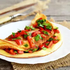 Puszysty omlet z papryką i natką pietruszki – idealne śniadanie z dużą ilością białka.