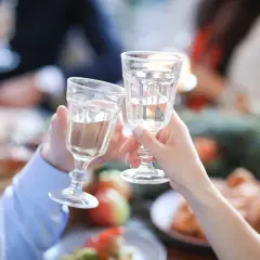 Para celebrar, wznosimy toast. Tak działa catering: bez stresu, z pysznym jedzeniem i w dobrym towarzystwie.