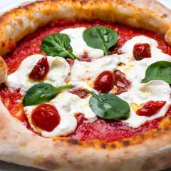 Przepis na zdrową pizzę, która zaspokoi Twoje pragnienia bez wyrzutów