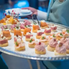 Czy od cateringu można odliczyć VAT? Sprawdź, jak uniknąć błędów