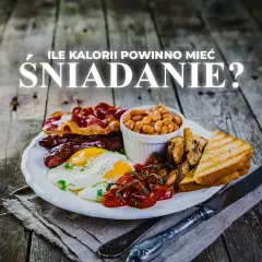 Obfite śniadanie z jajkami sadzonymi, kiełbaskami, boczkiem, fasolką i grzankami. Zastanawiasz się, ile kalorii powinno mieć śniadanie?