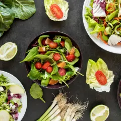 Świeże sałatki i warzywa, idealne dla cateringu dietetycznego Wieluń. Zdrowe i kolorowe kompozycje.