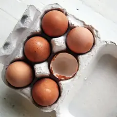 Sześć jajek w wytłoczce, jedno puste. Zastanawiasz się, ile kalorii ma jajka?