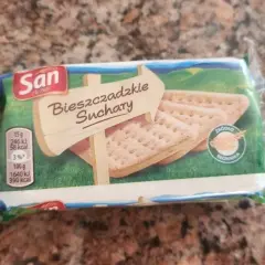 Opakowanie Bieszczadzkich Sucharów San. Etykieta informuje, że są źródłem błonnika, co sugeruje, że czy suchary bieszczadzkie są zdrowe.