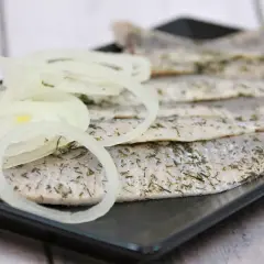 Filety śledziowe z koperkiem i krążkami cebuli. Czy na diecie można jeść śledzie? Tak, to zdrowa ryba!