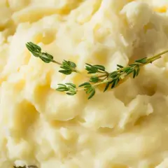 Jak zrobić idealne purée ziemniaczane? Dodaj jeden składnik, a uzyskasz kremową konsystencję. Gałązka tymianku dodaje świeżości.