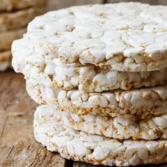 Stos wafli tortowych na drewnianym blacie. Czy wafle tortowe są zdrowe? To pytanie zadaje sobie wiele osób dbających o dietę.